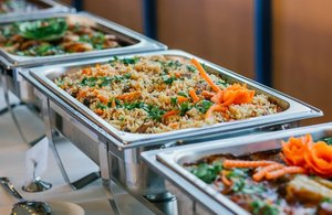 Warmhaltebehälter mit Reis-Gemüse-Gericht am Buffet
