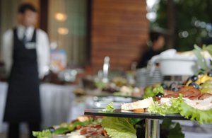 Servicekraft am Buffet einer Feier